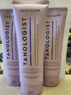 Tanologist Daily Glow Hydrating Self-Tan Lotion - Fair To Medium Skin Tone Set 3